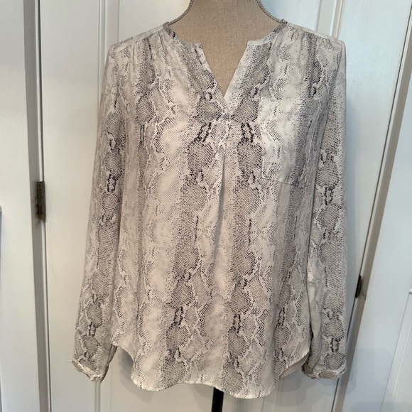 CAROLINA BELLE TOP BLOUSE WHITE BLACK REPTILE PRINT  Y NECK SIZE S - Picture 1 of 10